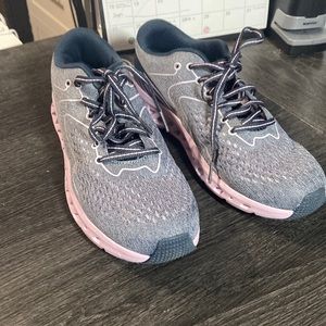 Women’s running shoes